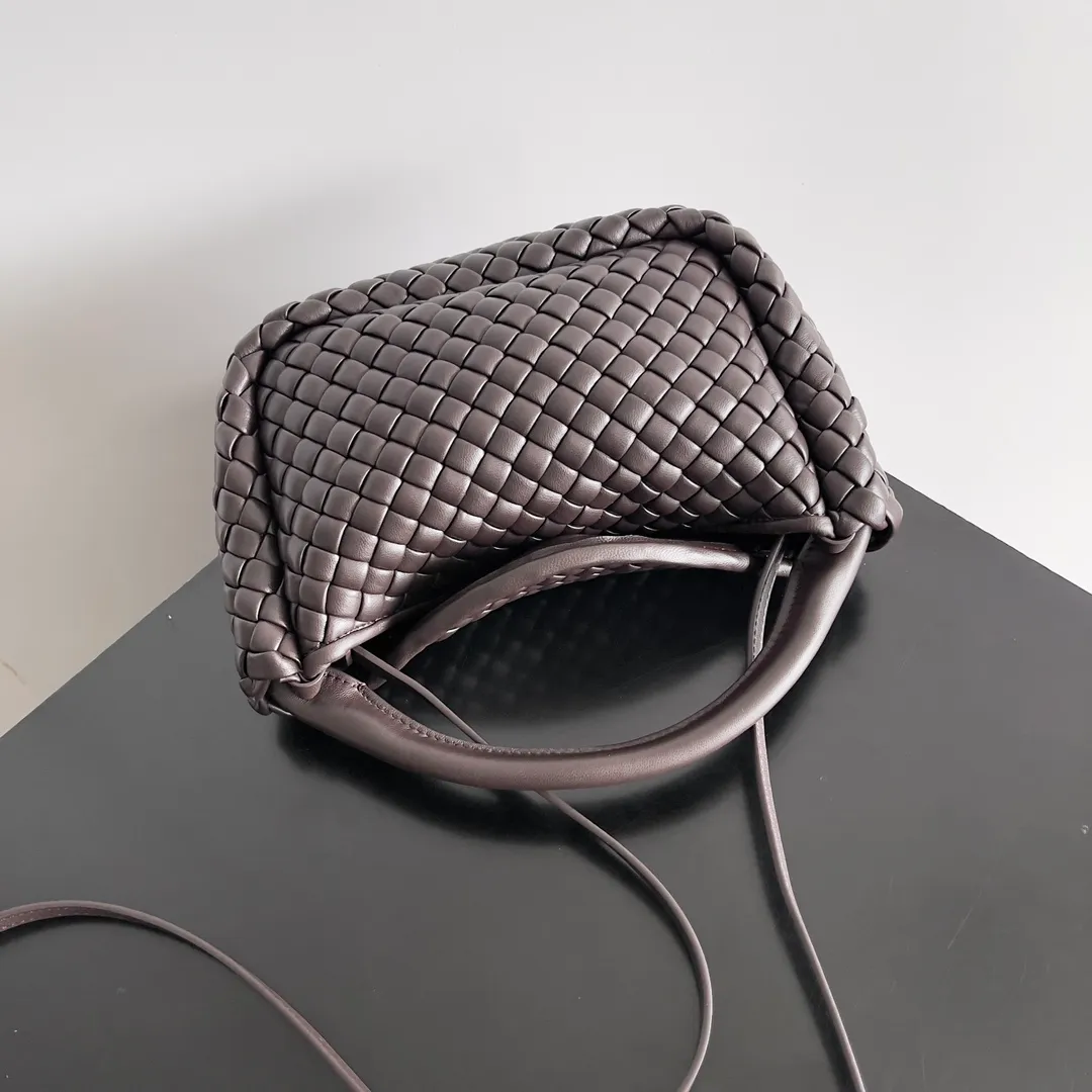Batch 1760 BOTTEGA VENETA's new mini COBBLE bag. This season's mini Cobble series brings a new style of handbag. The body of the bag resembles the shape of a "Yuanbao", giving you good luck throughout autumn and winter! This Yuanbao bag is made of three pieces of quilted cotton and has an unlined body, showing its quiet power. The bag is carefully designed to create a three-dimensional look. The joints and edges are decorated with lambskin strips to create a sense of simplicity. The handbag is not lined, so you can directly appreciate the consistent lambskin on the outside and inside. It is beautiful both inside and outside. The top handle of this handbag is made of leather-wrapped rope and is quite sturdy. The detachable shoulder strap is secured by a leather buckle inside the bag. Can be carried by hand, carried on the shoulder or cross-body, very easy to match! Style number: 805739 Size: 23*11*8cm